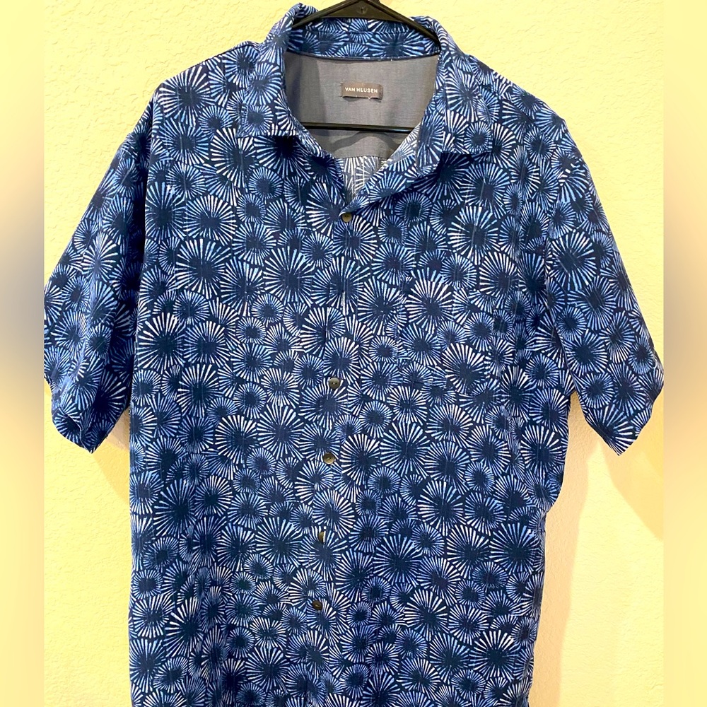 Van Heusen, XL. Fits to size